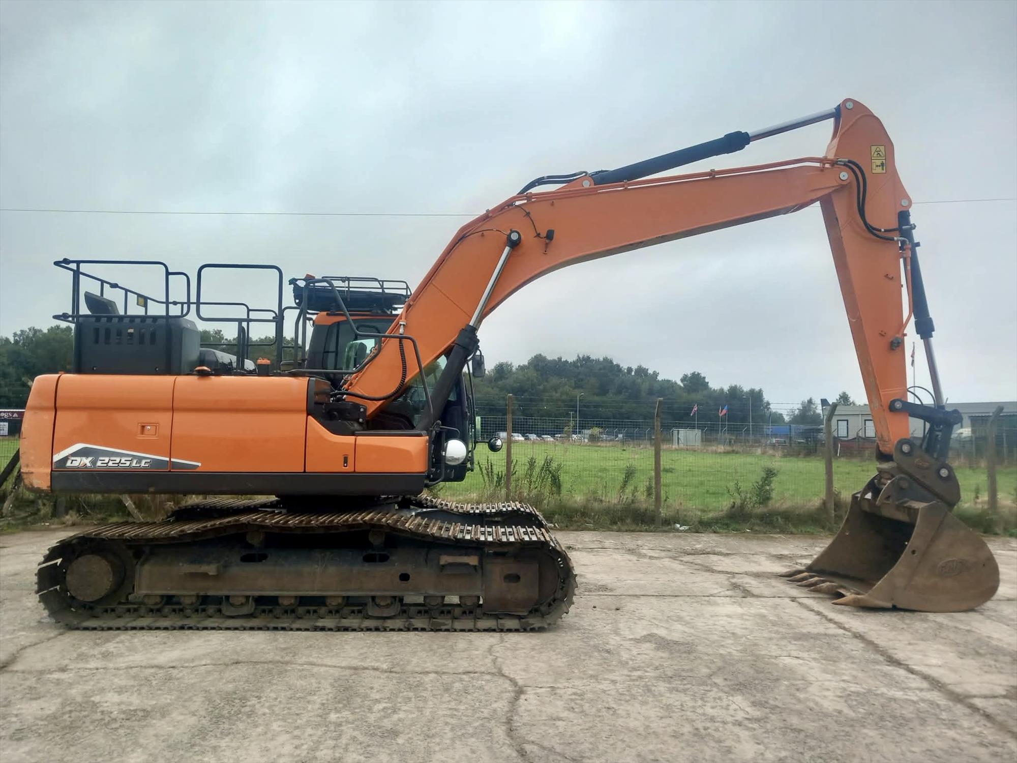 Develon DX225LC-7